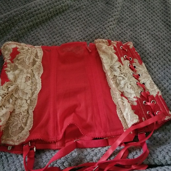 Stunning lace garter belt - Picture 2 of 5